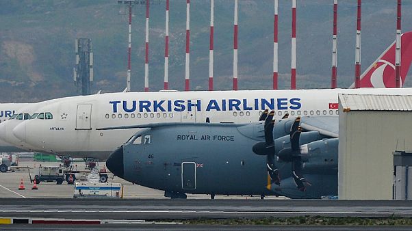 Atatürk Havalimanı'nda Nisan ayında görülen İngiliz Kraliyet Hava Kuvvetleri'ne ait uçağın koronavirüs salgınına karşı Türkiye'den sağlık malzemesi aldığı iddia edilmişti Atatürk Havalimanı'nda Nisan ayında görülen İngiliz Kraliyet Hava Kuvvetleri'ne ait uçağın koronavirüs salgınına karşı Türkiye'den sağlık malzemesi aldığı iddia edilmişti