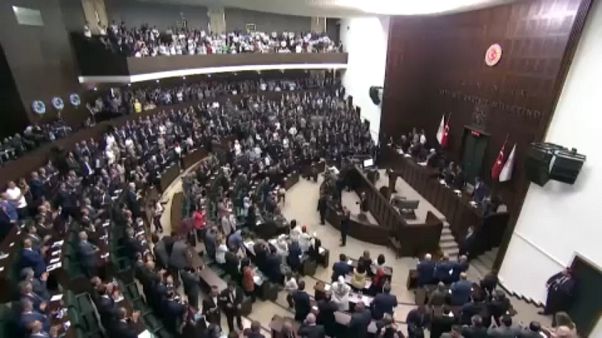 Turchia: Il Parlamento approva la legge sui social. Ong: "censura" Turchia: Il Parlamento approva la legge sui social. Ong: "censura"