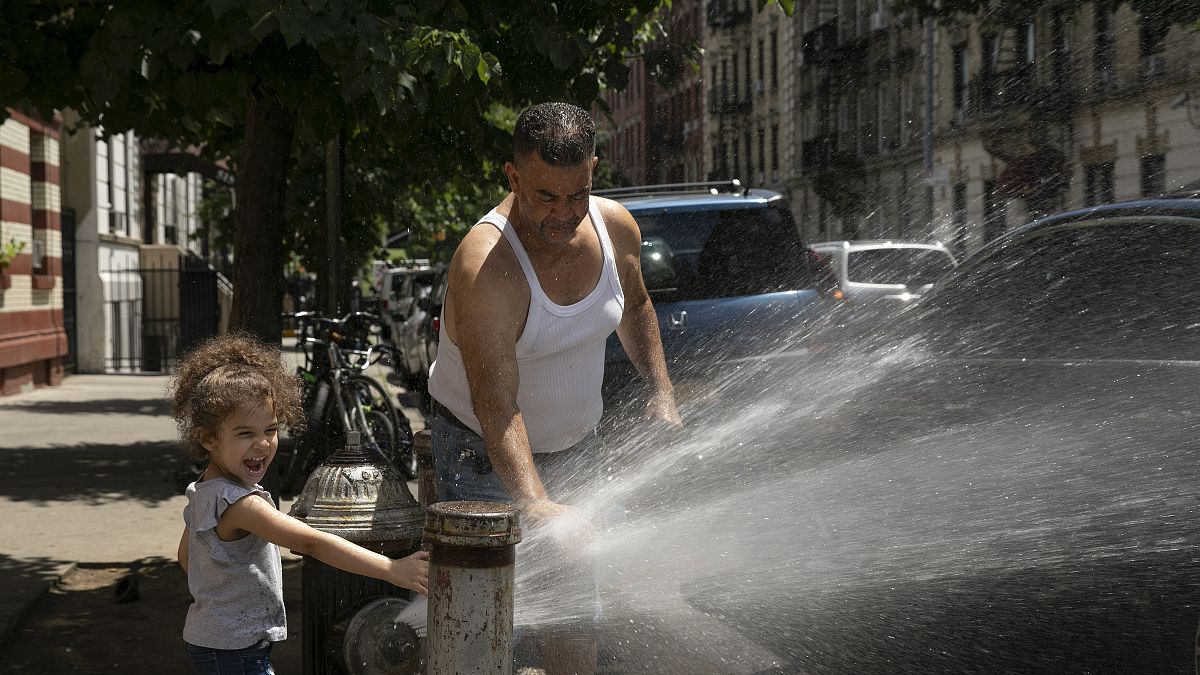 Nicht nur Kinder in New York freuen sich bei glühender Hitze über die Wasserspender 