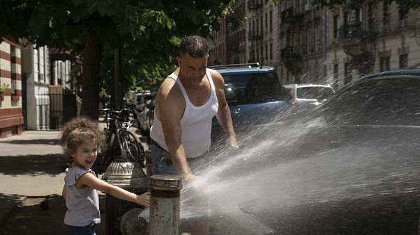 Nicht nur Kinder in New York freuen sich bei glühender Hitze über die Wasserspender Nicht nur Kinder in New York freuen sich bei glühender Hitze über die Wasserspender