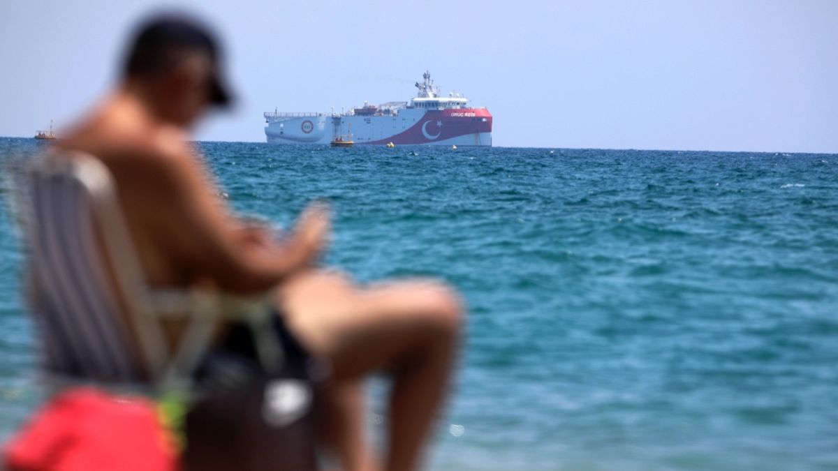 Antalya kıyılarından Doğu Akdeniz'de çalışmalar yapan Türkiye'nin sismik araştırma gemisi Oruç Reis görülüyor