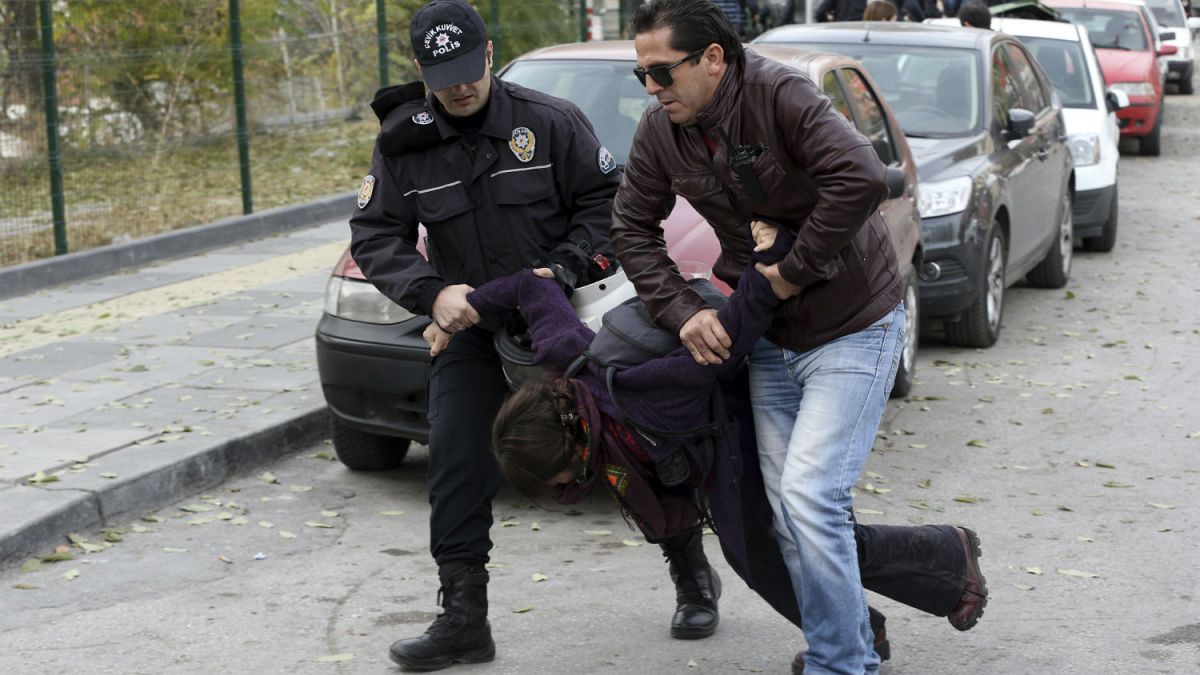 Ankara'da gözaltına alınan bir gösterici (arşiv) 