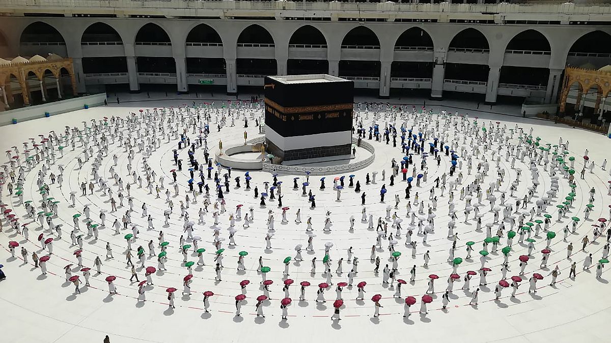 Cientos de fieles dan vueltas a la Kaaba ordenadamente y guardando la distancia social