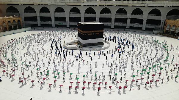 Cientos de fieles dan vueltas a la Kaaba ordenadamente y guardando la distancia social Cientos de fieles dan vueltas a la Kaaba ordenadamente y guardando la distancia social