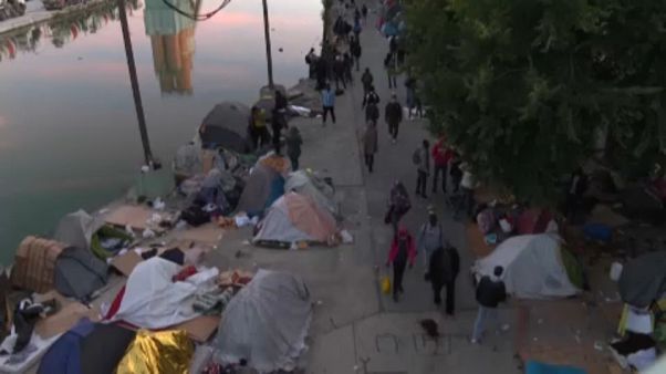 Banlieu di Parigi: smantellato il "deposito umano" di Aubervilliers, trasferiti 1500 migranti Banlieu di Parigi: smantellato il "deposito umano" di Aubervilliers, trasferiti 1500 migranti
