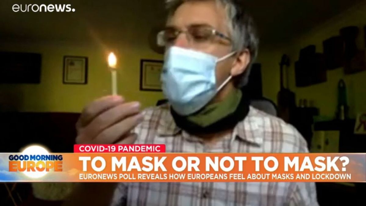 Il  Simon Kolstoe, docente di assistenza sanitaria basata all'Università di Portsmouth, ha provato a spegnere un fiammifero con la mascherina indosso