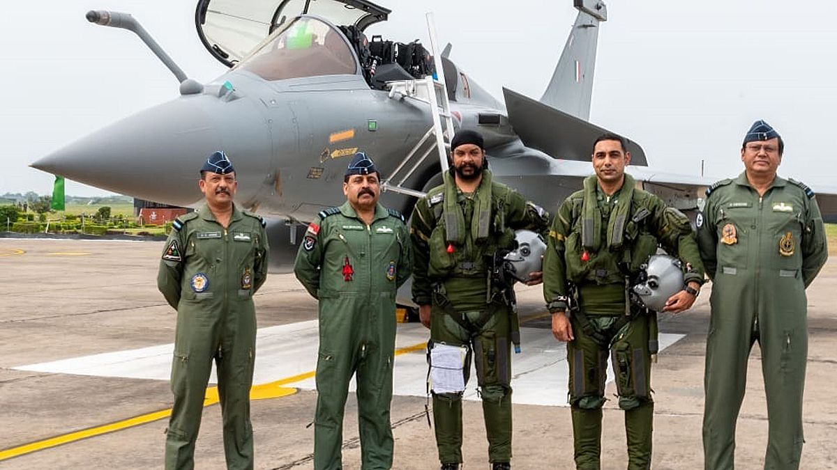 Les pilotes indiens prennent possession de leurs nouveaux appareils