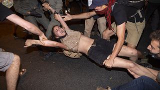 محاملات الأمن تفريق المتظاهرين ضد نتنياهو