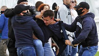 Belarus'un başkenti Minsk'te muhaliflerin protesosuna polis müdahale ederken.