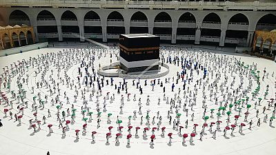 Με μάσκες και περιορισμένο αριθμό πιστών το προσκύνημα του Ισλάμ
