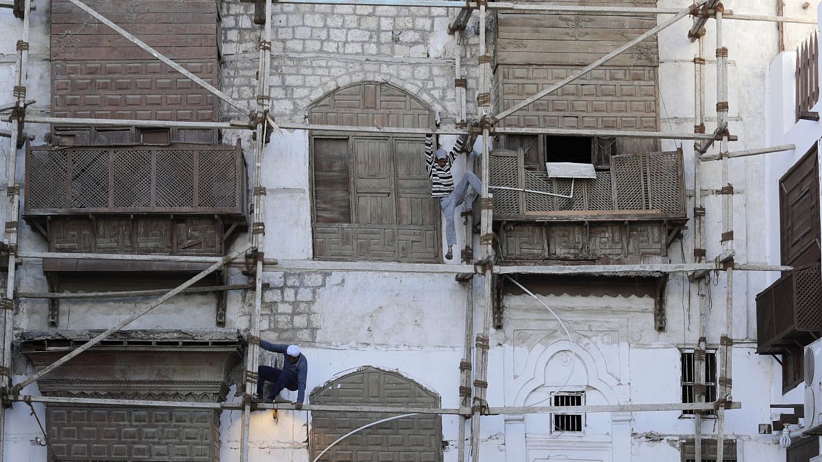 عمال يشتغلون على مبنى تاريخي في المدينة القديمة بجدة /الممكلة العربية السعودية