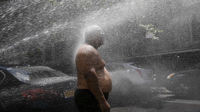 شاهد: مياه صنابير إطفاء الحريق سبيل سكان نيويورك للهروب من حر الصيف