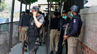 تجمع لرجال الشرطة عند بوابة المحكمة في بيشاور حيث قتل طاهر شميم أحمد المتهم بالتجديف 29 يوليو 2020