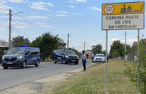 Rendőrök lezárják a romániai Cartojani bejáratát 2020. július 22-én, miután a falut a koronavírus-fertőzöttek nagy száma miatt vesztegzár alá vonták.