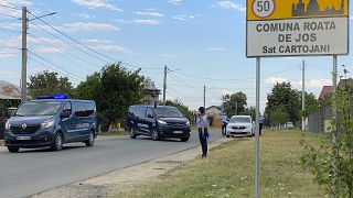 Rendőrök lezárják a romániai Cartojani bejáratát 2020. július 22-én, miután a falut a koronavírus-fertőzöttek nagy száma miatt vesztegzár alá vonták. 