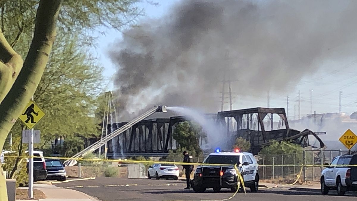 Zug nahe Phoenix entgleist: Brücke und Waggons stehen in Flammen