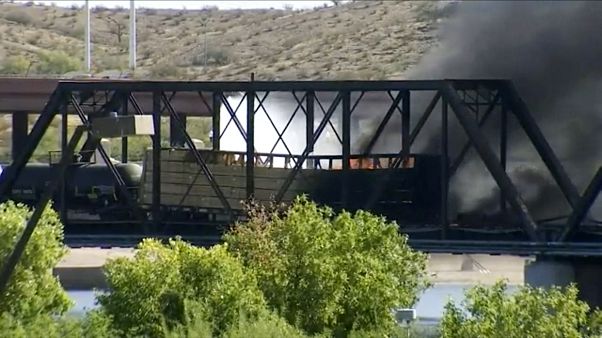 ABD’nin Arizona eyaletinde köprüden geçişi sırasında raydan çıkan trende yangın çıktı ABD’nin Arizona eyaletinde köprüden geçişi sırasında raydan çıkan trende yangın çıktı