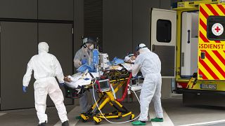 نقل أحد المصابين بالفيروس إلى المستشفى في ألمانيا