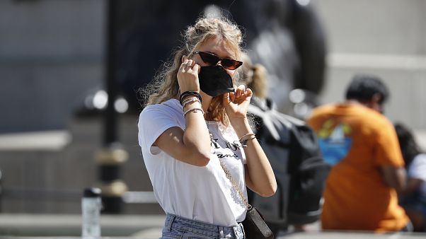 Διχασμένη η βρετανική κοινωνία για την χρήση μάσκας Διχασμένη η βρετανική κοινωνία για την χρήση μάσκας