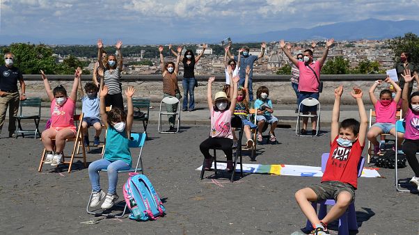 Un flashmob a Roma per chiedere la riapertura delle scuole Un flashmob a Roma per chiedere la riapertura delle scuole