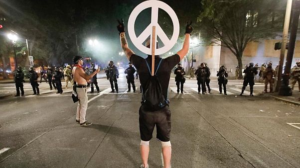 ناآرامیها در آمریکا؛ نیروهای فدرال از پورتلند خارج میشوند ناآرامیها در آمریکا؛ نیروهای فدرال از پورتلند خارج میشوند