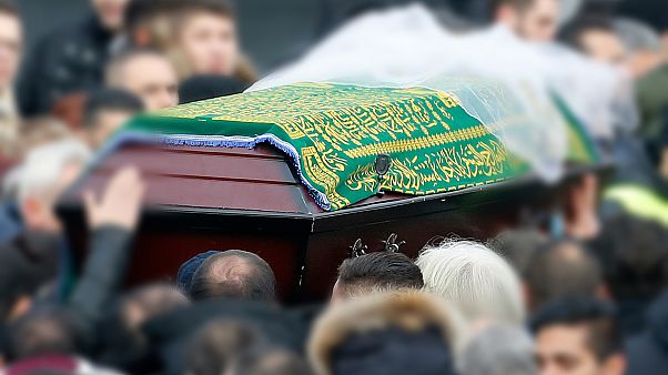 Almanya'da cenaze törenine katılan kişiler Covid-19'a yakalandı Almanya'da cenaze törenine katılan kişiler Covid-19'a yakalandı