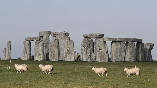 Stonehenge megalitleri: Bilim insanları 5 bin yıllık 'asılı taşlar'ın gizemini çözdü Stonehenge megalitleri: Bilim insanları 5 bin yıllık 'asılı taşlar'ın gizemini çözdü