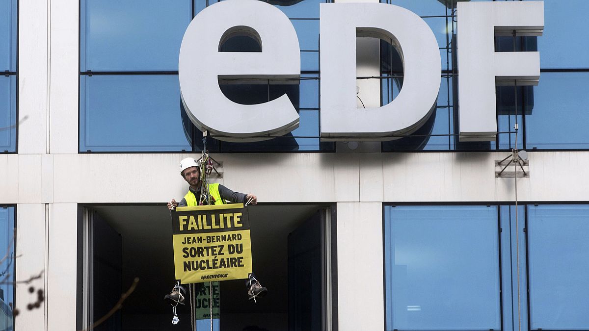 Illustration / Greenpeace dénonce l'utilisation d'énergie nucléaire chez EDF, à Paris,le 14 février 2017