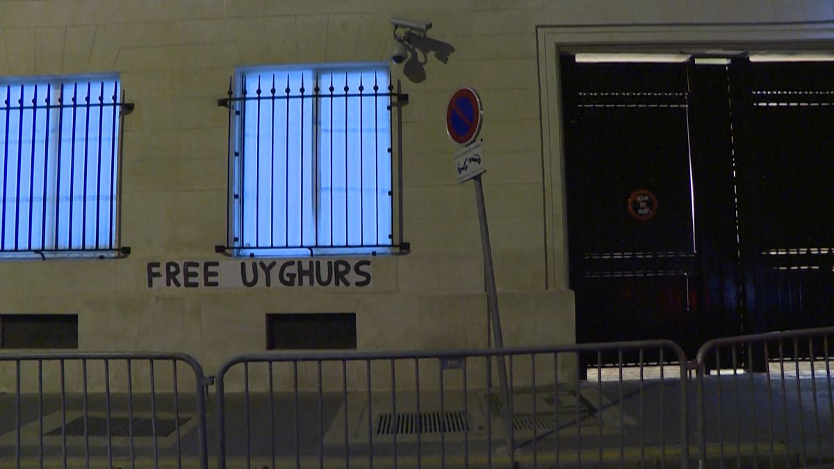 Fransız Feminist aktivistler, Paris'te bulunan Çin Konsolosluğu duvarlarına "Uygurlara özgürlük" afişleri yapıştırdı