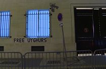 Fransız Feminist aktivistler, Paris'te bulunan Çin Konsolosluğu duvarlarına "Uygurlara özgürlük" afişleri yapıştırdı