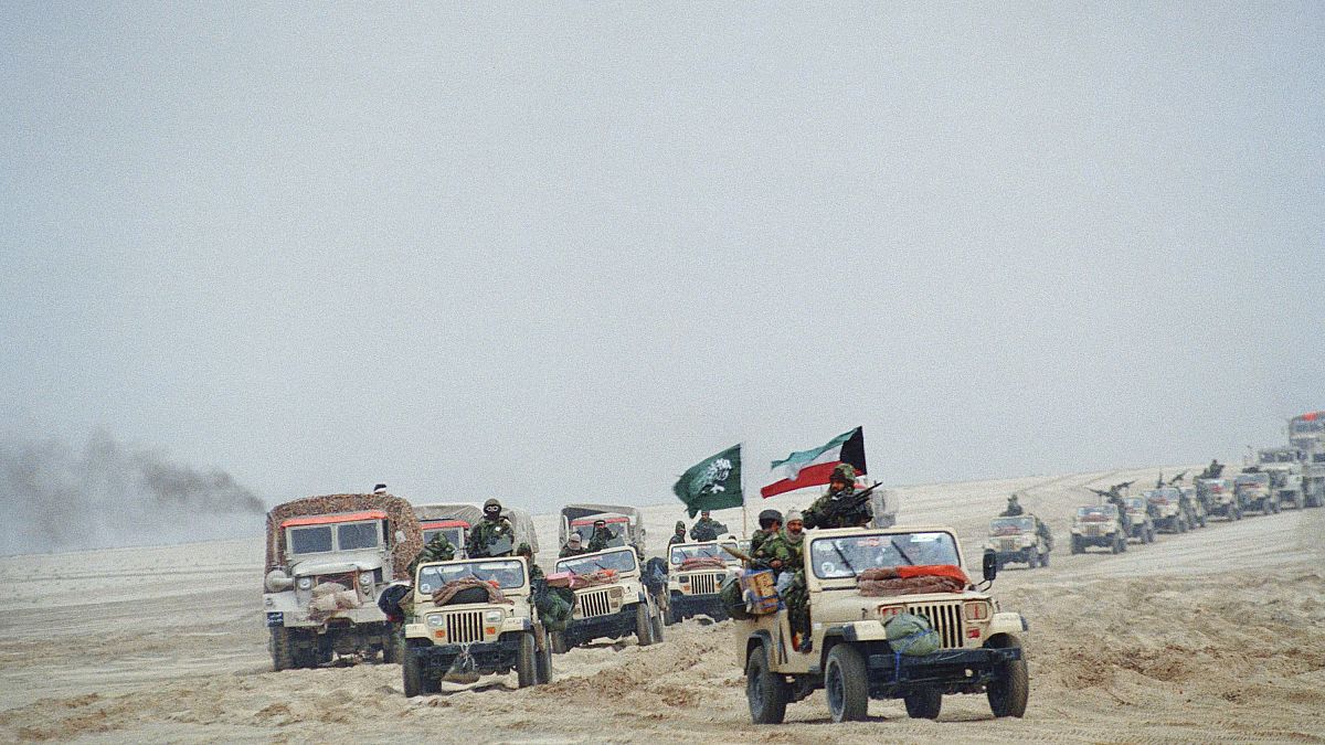 قوات كويتية متجهة إلى العاصمة الكويت أثناء عملية تحرير البلاد من الاحتلال العراقي والتي تمّت في العام ١٩٩١