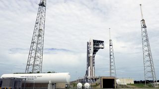 صاروخ أطلس جاهز للإقلاع من على منصّة 41 في محطة "كاب كانافيرال" في فلوريدا التابعة للقوات الجوية الأمريكية حاملاً المسبار "برسفيرنس" لدراسة كوكب المريخ