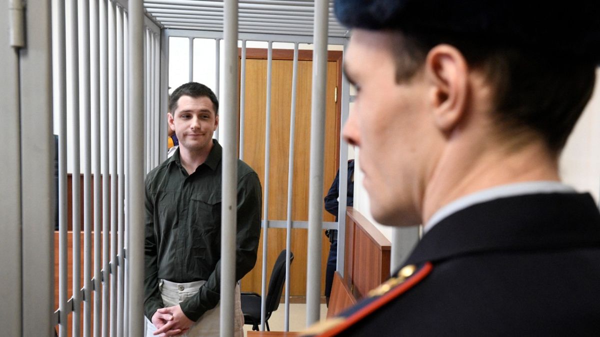 الجندي السابق في البحرية الأمريكية تريفور ريد أثناء مثوله أمام المحكمة في موسكو 