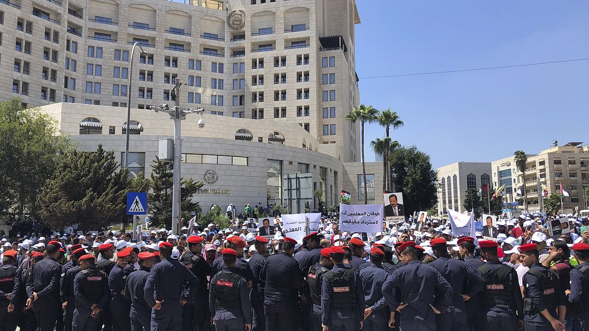 تظاهرة لآلاف المعلمين الأردنيين للمطالبة برفع الأجور، وقوات الأمن الأردنية عمان، الأردن.
