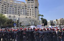 تظاهرة لآلاف المعلمين الأردنيين للمطالبة برفع الأجور، وقوات الأمن الأردنية عمان، الأردن.