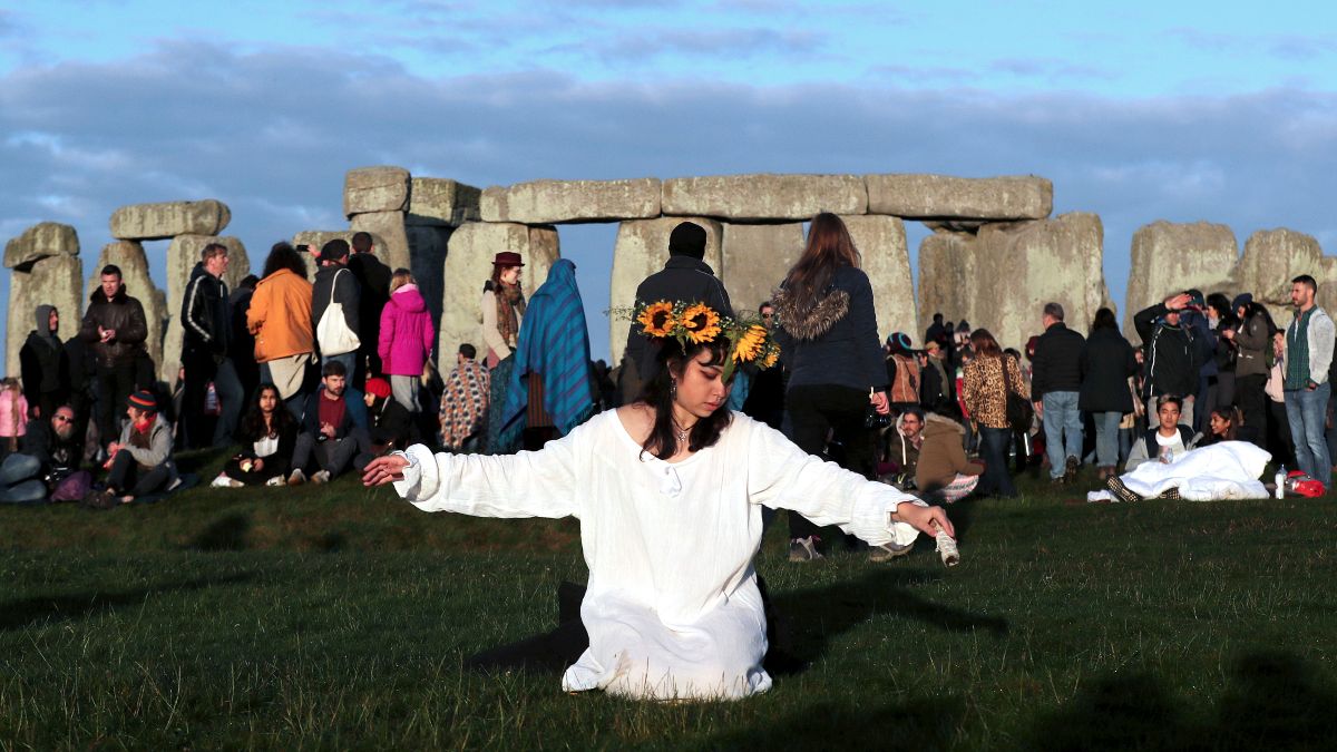 Tradicional celebração do solstício junto ao monumento de Stonehenge