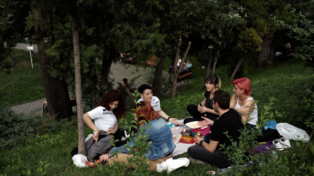 Ankara'da piknik yapan gençler 