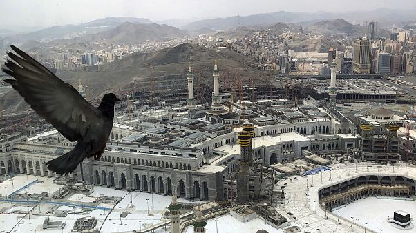 ماسک به لباس احرام حجاج اضافه شد ماسک به لباس احرام حجاج اضافه شد
