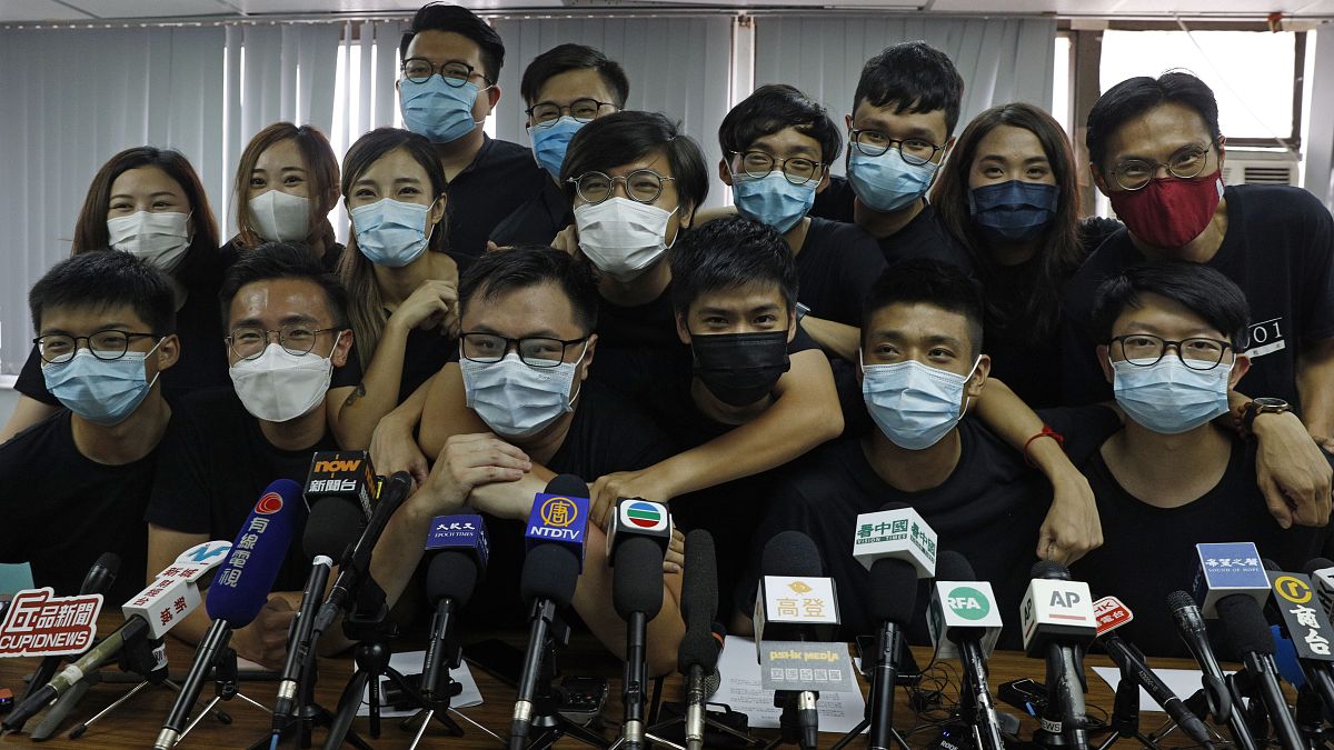 Hong Kong'da aralarında aktivist Joshua Wong'un da bulunduğu demokrasi yanlısı 12 muhalefet adayı Yasama Konseyi seçimlerinden men edildi