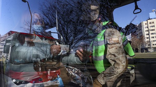Una mujer se identifica para acceder al transporte público en Santiago (Chile) Una mujer se identifica para acceder al transporte público en Santiago (Chile)