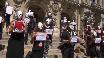 Manifestation des guides touristiques devant l'opéra à Paris
