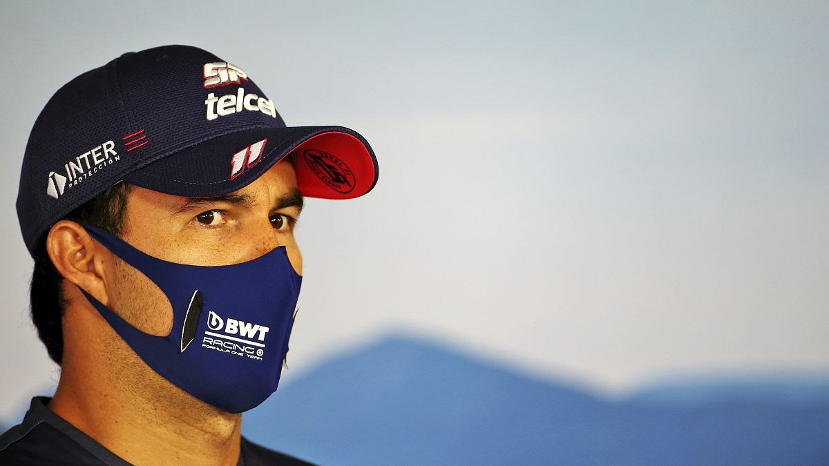 Sergio Pérez con la mascherina durante il GP d'Ungheria. 