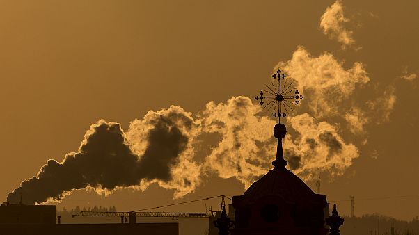 Vilnius kentinde bir fabrikanın bacasından yükselen duman Vilnius kentinde bir fabrikanın bacasından yükselen duman
