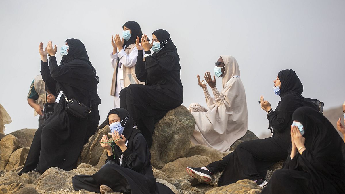 Arafat Dağı'nda dua eden hacı adaylar