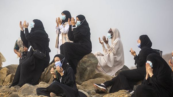 Arafat Dağı'nda dua eden hacı adaylar Arafat Dağı'nda dua eden hacı adaylar