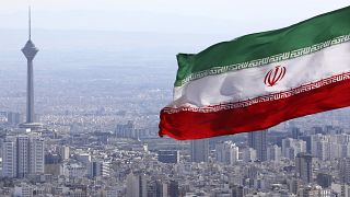 صورة تظهر العلم الإيراني وبرج ميلاد للاتصالات في طهران إيران