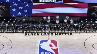 NBA oyuncuları diz çökerek Black Lives Matter hareketine destek verdi
