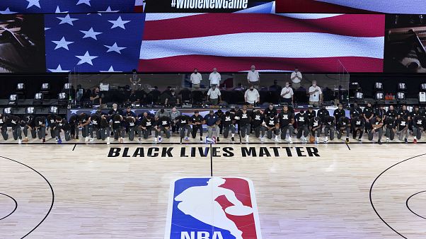 NBA oyuncuları diz çökerek Black Lives Matter hareketine destek verdi NBA oyuncuları diz çökerek Black Lives Matter hareketine destek verdi