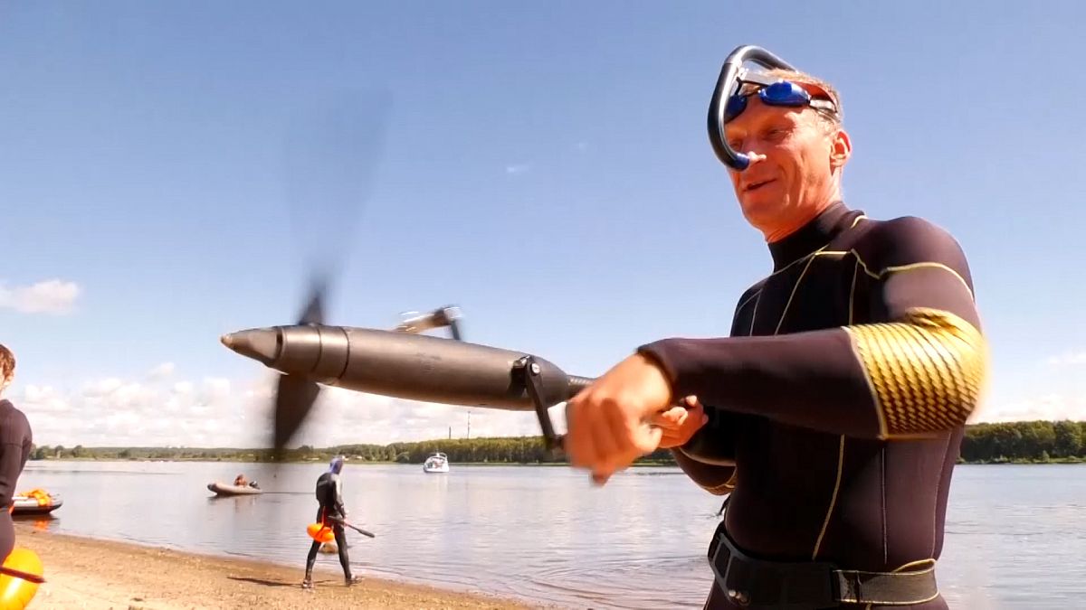 Swimmers in Russia have been trying out a new device that claims to help them move faster and more efficiently across the water. 