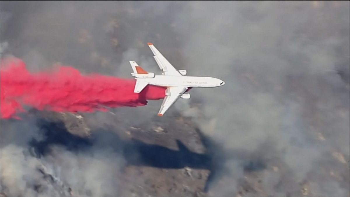 ویدئو؛ آتش‌نشانان در تلاش برای مهار آتش‌سوزی در کالیفرنیا 